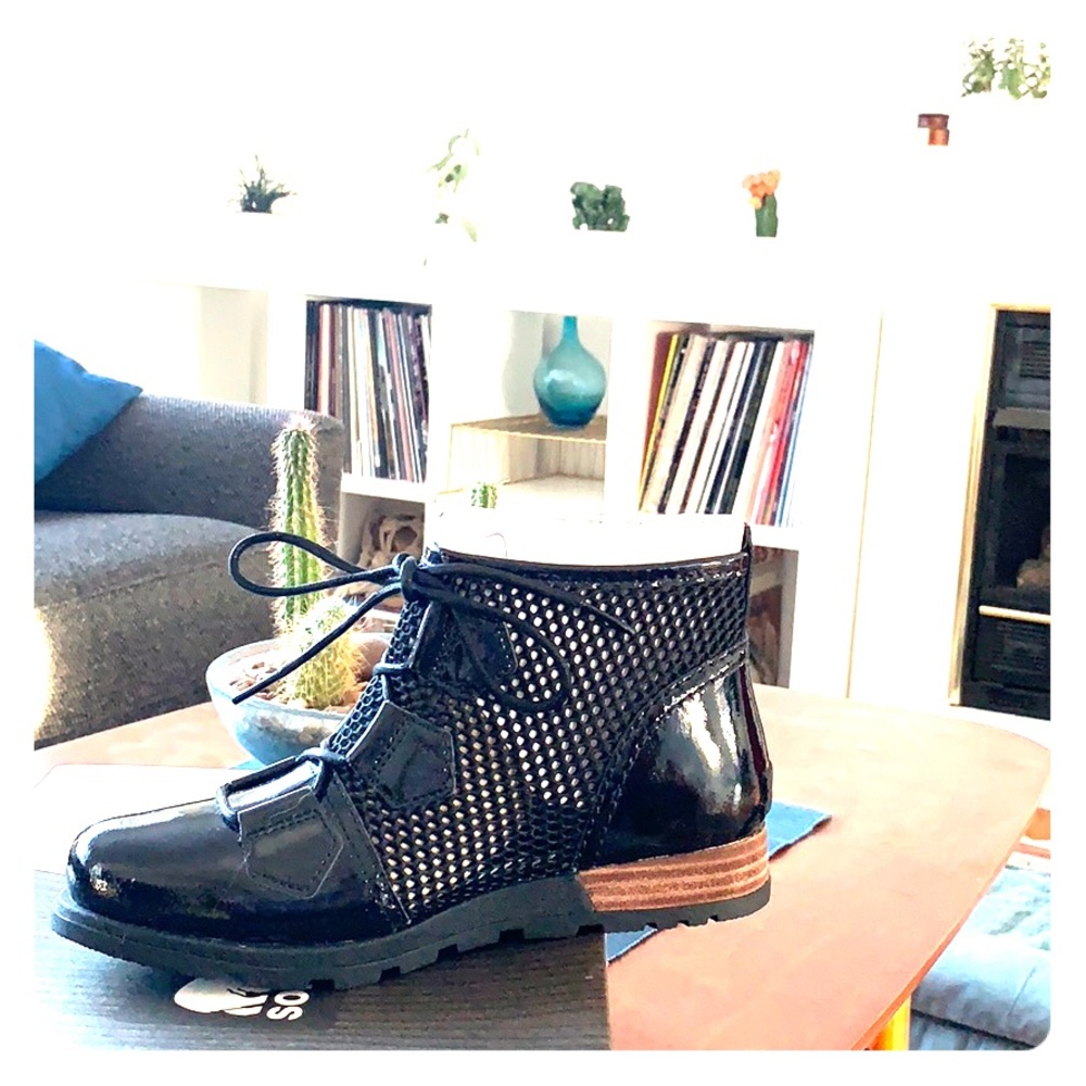 Never worn, brand new Sorel black boots size 6